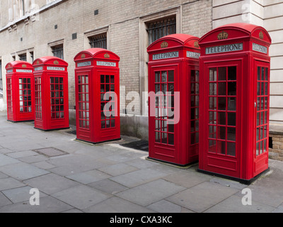 Rangée de cases traditionnelles téléphone rouge à Londres, Angleterre Banque D'Images