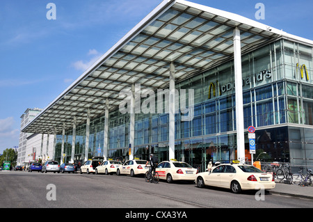 Attente avant d'Ostbanhof taxi gare Berlin Allemagne Banque D'Images