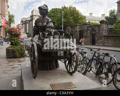 La ville de Dublin Irlande UE célèbre sculpture en bronze de Molly Malone avec son chariot et paniers de coques et moules poissonnier fictif Banque D'Images