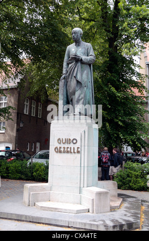 Statue de Guido Gezelle (nom complet Guido Gezelle) Pieter Theodorus Josephus à Bruges, Belgique. Banque D'Images