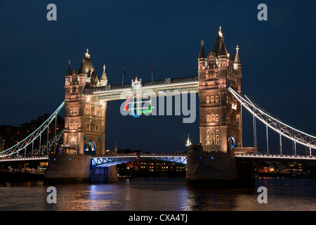 Le logo paralympique, Agitos, affichée sur le Tower Bridge pendant les Jeux Paralympiques de Londres 2012. Banque D'Images