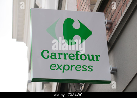 Carrefour Express le logo ci-dessus un magasin à Bruges, Belgique. Banque D'Images