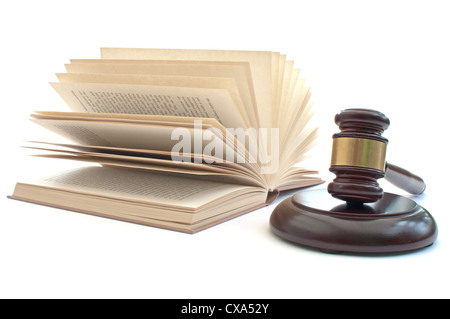 Wooden gavel et tourner les pages d'un livre ouvert Banque D'Images