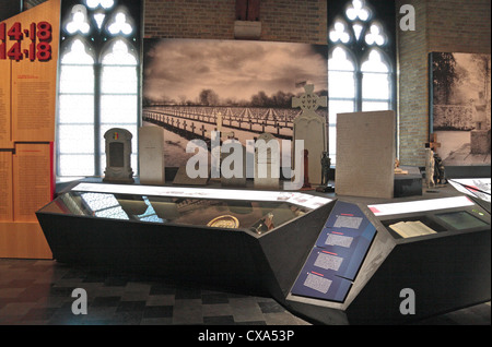 Affichage des types à l'intérieur de la sépulture nationale 'In Flanders Fields' Musée de la Première Guerre mondiale à Ieper (Ypres), Belgique. Banque D'Images