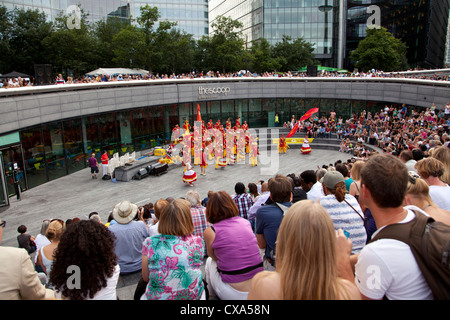 À l'exécution de Fogo Bloco écope près de l'Hôtel de ville faisant partie de la Thames Festival. Banque D'Images