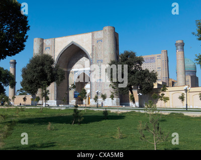 Façade d'entrée, mosquée de Bibi-Khanum, Samarkand, Ouzbékistan Banque D'Images