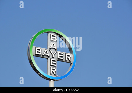 Logo croix Bayer sur le dessus d'une tour Berlin Allemagne Banque D'Images