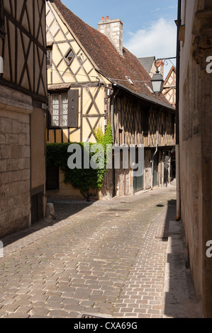 Vue sur rue pavée avec des maisons à colombages à Bourges France Banque D'Images