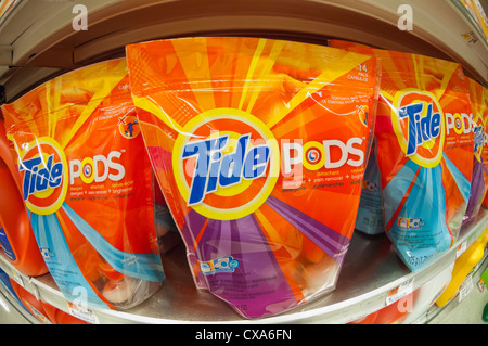 Les emballages de détergent Tide Pods dans un supermarché de New York Banque D'Images