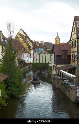 Bateau de tourisme sur canal dans Petit Venise ( petite Venise ) Colmar Alsace France Banque D'Images