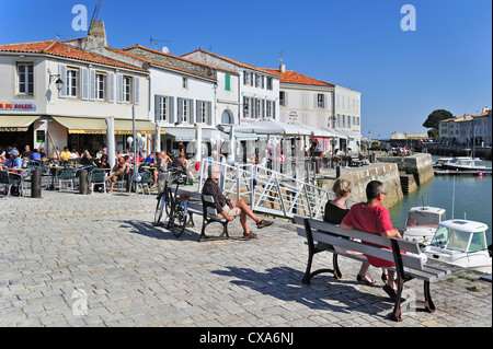 Les touristes au café de la chaussée du port, à Saint-Martin-de-Ré sur l'île Ile de Ré, Charente-Maritime, Poitou-Charentes, France Banque D'Images