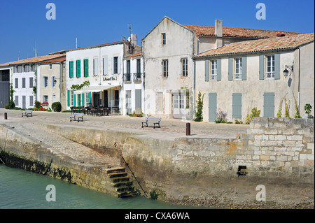 Maisons et restaurants le long du port de Saint-Martin-de-Ré sur l'île Ile de Ré, Charente-Maritime, France Banque D'Images