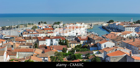 Vue sur les maisons et le port de Saint-Martin-de-Ré sur l'île Ile de Ré, Charente-Maritime, Poitou Charentes, France Banque D'Images