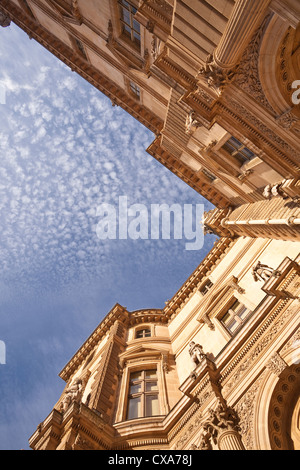 À la recherche jusqu'au musée du Louvre à Paris, France. Banque D'Images