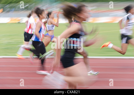 Red Blurred motion et de l'action de l'athlétisme 100m sprint sens de circulation sprints mi-distance 3000m Banque D'Images