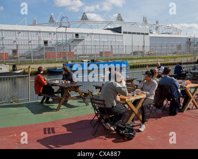 Les gens prendre un verre au café au nouveau chemin de halage sur Regent's Canal construit dans le cadre de l'héritage des Jeux Olympiques de 2012 à Londres Banque D'Images