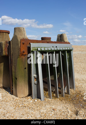 Grande sortie du ponceau sur la plage entourée par des poteaux de bois, backdropped contre le ciel bleu et une plage de galets Banque D'Images