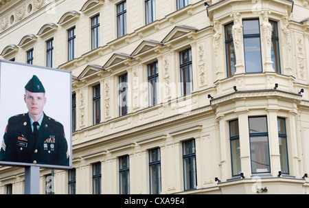 Portrait de soldat américain Jeff Harper à Checkpoint Charlie à Berlin, Allemagne Banque D'Images