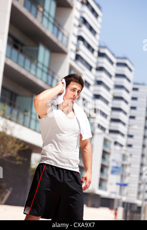 L'homme de l'athlète fatigué après une longue marche dans la ville d'événements sportifs. Banque D'Images