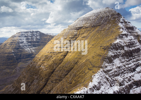 Ben Alligin. Le grand sommet de Sgurr Mhor avec de la neige sur le côté abrité avec Tom na Gruagaich sur la gauche. Banque D'Images