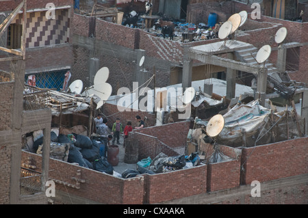 La plus grande colonie du Caire d'ordures est surnommé "village Mokattam ville poubelle,':les toits où les déchets triés Banque D'Images