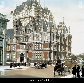 Vue colorisée, vue vers le nord à l'intersection de la 5e Avenue et de la 57e rue, de la Maison Cornelius Vanderbilt II, New York, New York, mai 1910. La maison, construite en 1883 était la plus grande maison privée de Manhattan. Le Plaza Hotel est visible au-dessus. (Photo de Burton Holmes) Banque D'Images