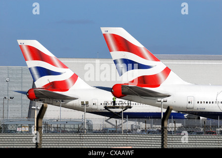 Logo de la société British Airways sur les nageoires de la queue de deux avions à réaction ,d'Heathrow de Londres Banque D'Images