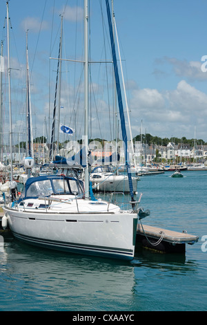 Yacht à voile à la location. La Trinité-sur-Mer, Morbihan, Bretagne, France Banque D'Images