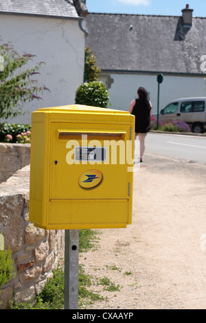 La Poste (courrier Français) postbox jaune. La Trinité-sur-Mer, Morbihan, Bretagne, France Banque D'Images