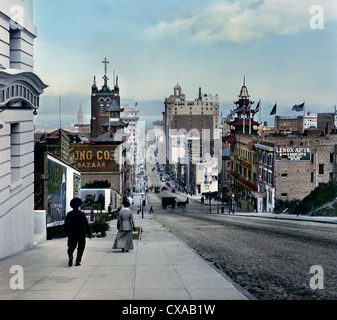 Vue colorée en direction de l'est sur California Street, environ à partir de l'intersection à Stockton Street, San Francisco, Californie, 1915. La tour de la cathédrale Sainte-Marie et le bâtiment Sing Chong, à l'intersection de l'avenue Grant, sont visibles sur la gauche. La tour de l'horloge du Ferry Building est visible au loin. (Photo de Burton Holmes) Banque D'Images