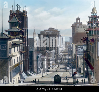 Vue colorée vers l'est sur California Street près de Grant Avenue, San Francisco, Californie, 1915. La tour de la cathédrale Sainte-Marie et le bâtiment Sing Chong sont vus sur la gauche. La tour de l'horloge du Ferry Building est visible au loin. (Photo de Burton Holmes) Banque D'Images