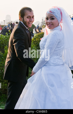 Les nouveaux mariés Al Azhar Park Le Caire Égypte Banque D'Images