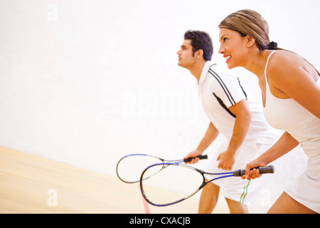 Hispanic couple playing squash Banque D'Images