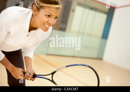 Hispanic woman playing squash Banque D'Images