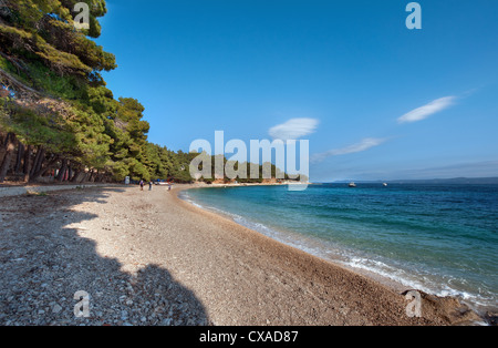 Une belle journée ensoleillée sur la plage de Zlatni Rat (Corne d'or), près de la ville de Bol sur l'île de Brač adriatique en Croatie Banque D'Images