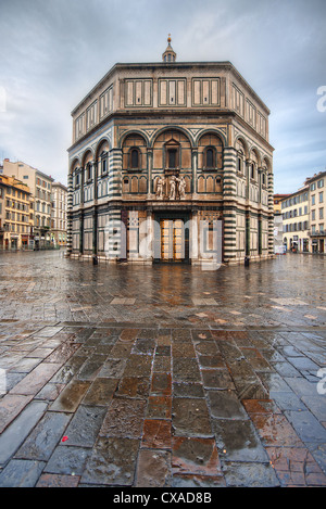 Florence le Baptistère (Battistero di San Giovanni) dans la Piazza del Duomo, dans le centre de Florence, Italie Banque D'Images