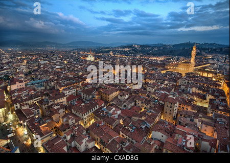 La ville médiévale de Florence de nuit, vu du haut de la tour de Giotto par la cathédrale de la ville Banque D'Images