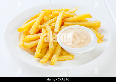 Une assiette de frites avec de la Mayonnaise dans un petit bol. Banque D'Images