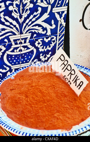 Vue rapprochée d'un bol de paprika dans un bazar tunisien Banque D'Images