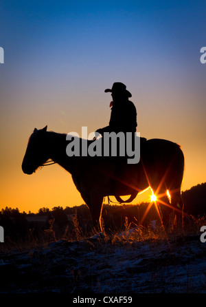 Cowboy on horse silhouette sur le soleil levant et ciel du matin dans l'est du Wyoming Banque D'Images