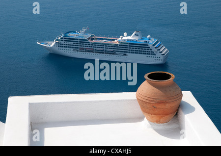 Un paquebot de croisière, Cyclades, Santorin, île grecque, grèce Banque D'Images