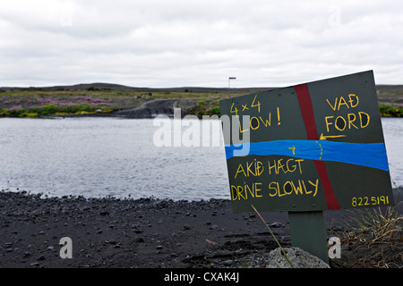 Panneau d'avertissement de passage de l'eau sur la F88, la route des hautes terres Islande Banque D'Images