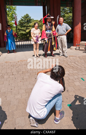 Prise de photos touristiques de la Garde royale au palais Deoksugung, Séoul, Corée Banque D'Images