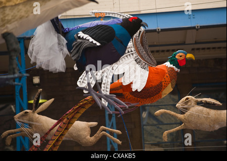 L'installation d'art d'oiseaux et lièvres bondissant accrochées au plafond de la halle au cours d'Abergavenny Food Festival Banque D'Images