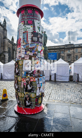 Voir les affiches couvrant poster sur le Royal Mile à l'Edinburgh Fringe Festival International 2012, Édimbourg, Écosse, Royaume-Uni Banque D'Images