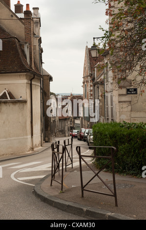 Dans la rue ville historique d'Auxerre en France. Banque D'Images