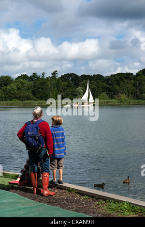 La mère et les enfants à regarder la voile Banque D'Images