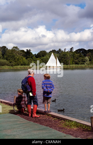 Mère avec de jeunes enfants regarder la voile traditionnelle classic" Banque D'Images