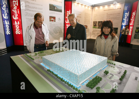 Les habitants de Hong Kong, envisager un modèle de la piscine des Jeux Olympiques d'été 2008 à Beijing Banque D'Images