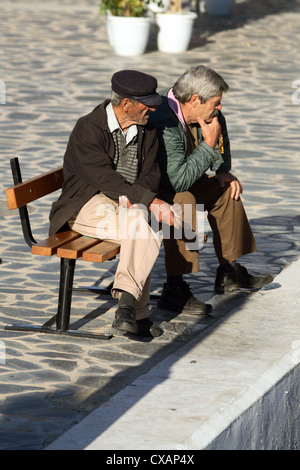 Agios Nikolaos, le vieil homme assis sur un banc Banque D'Images